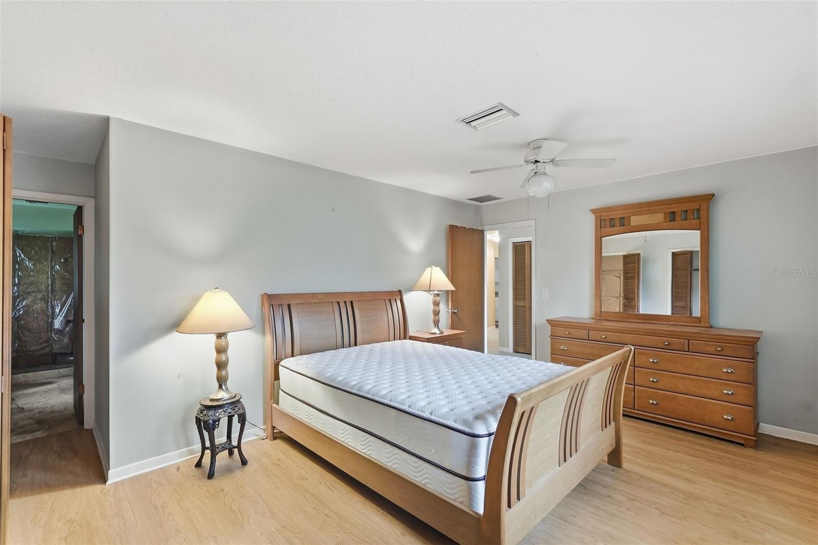1411 52 St E Property Photo 6