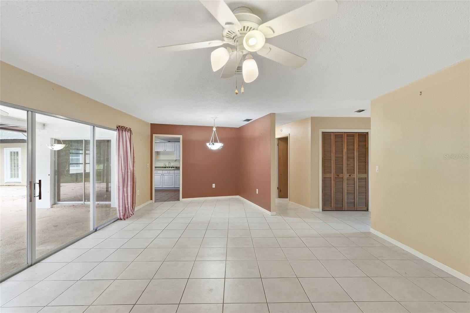 1411 52 St E Property Photo 8