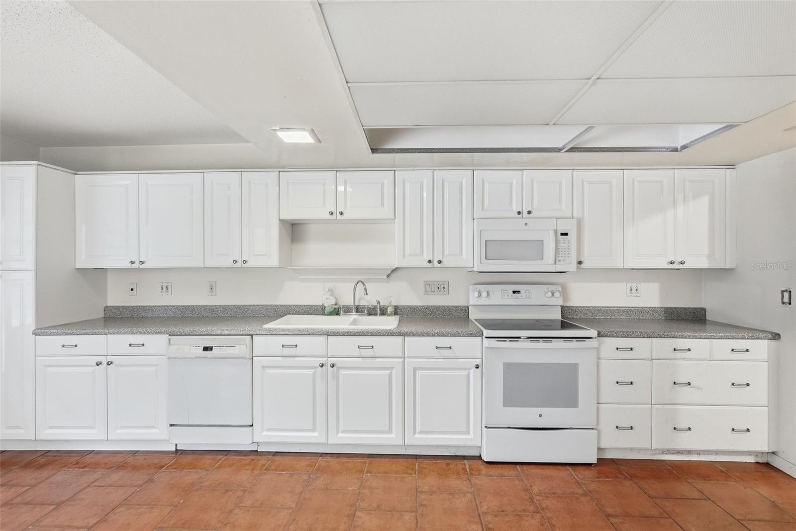 1411 52 St E Property Photo 9