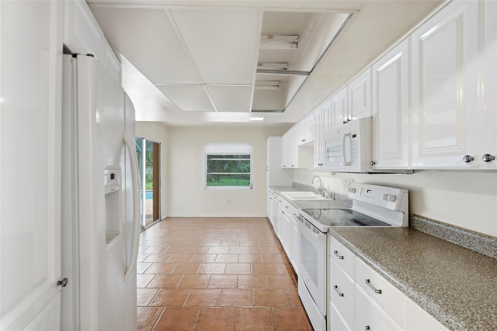 1411 52 St E Property Photo 10