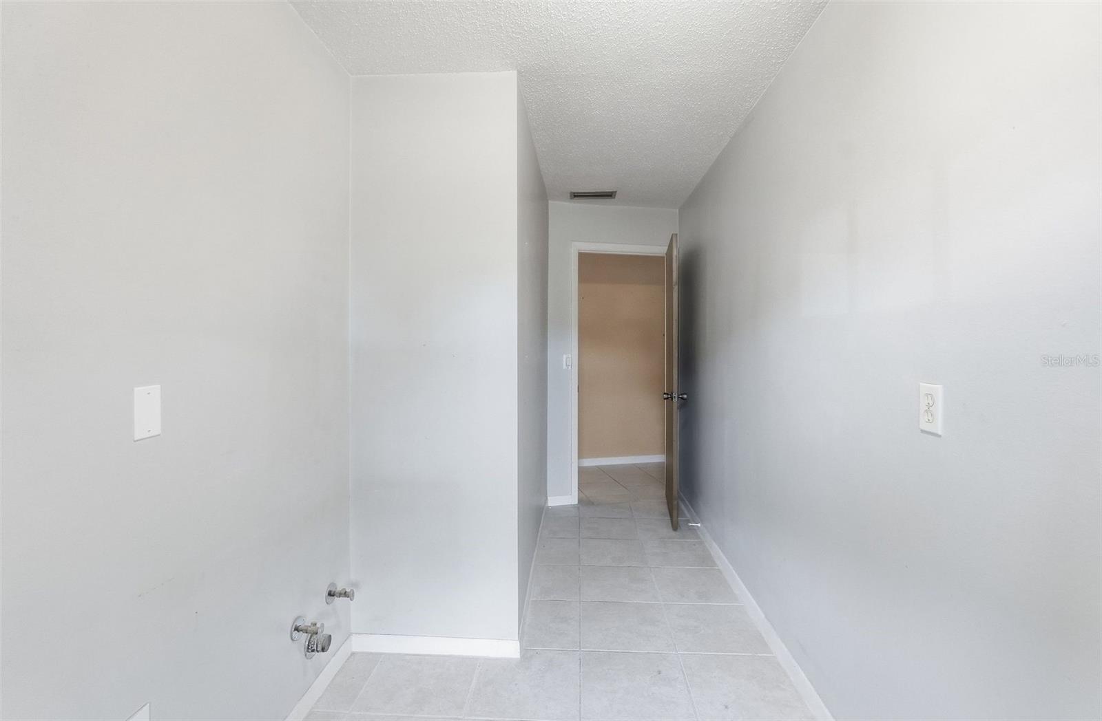 1411 52 St E Property Photo 14