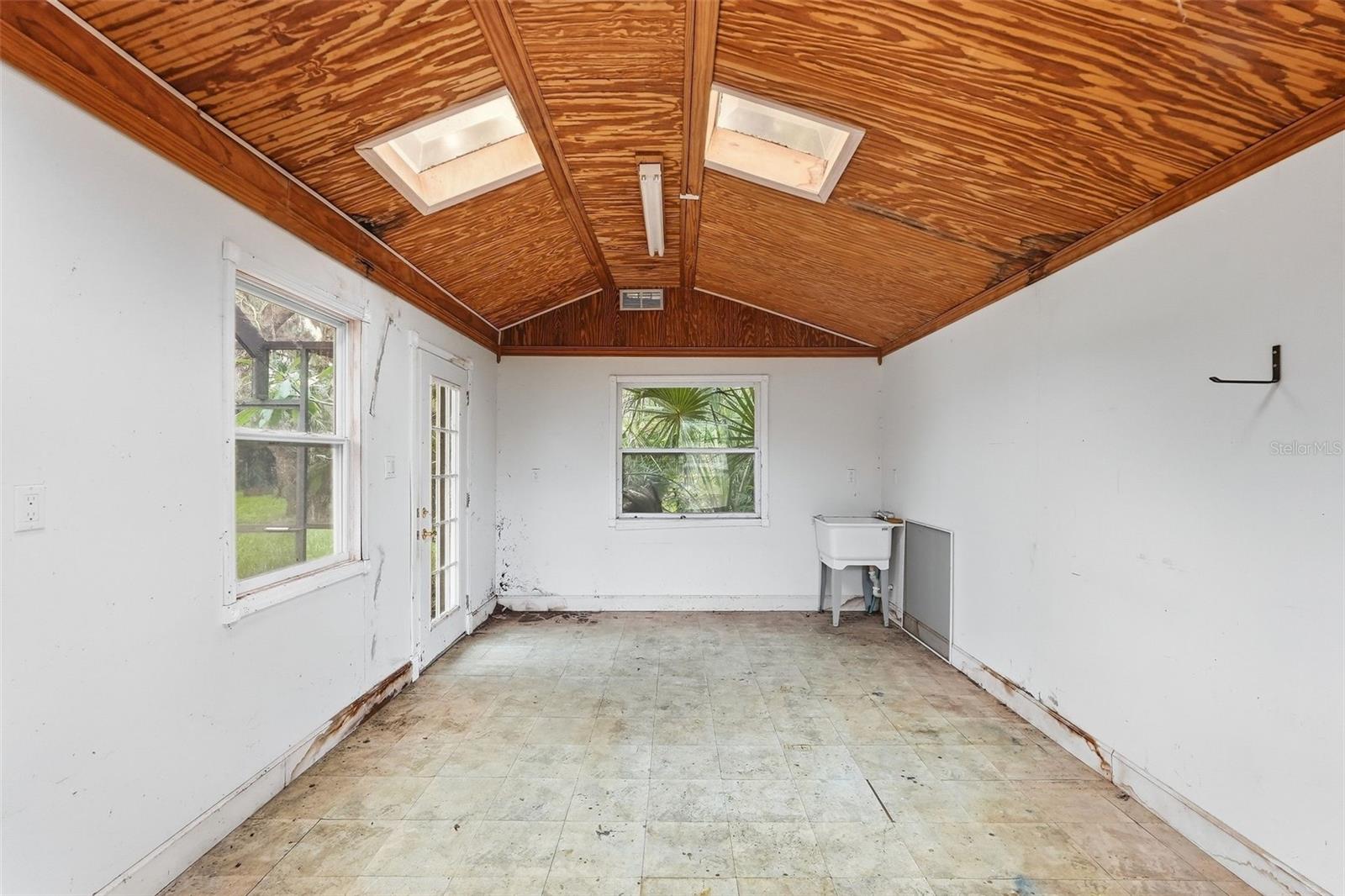 1411 52 St E Property Photo 23
