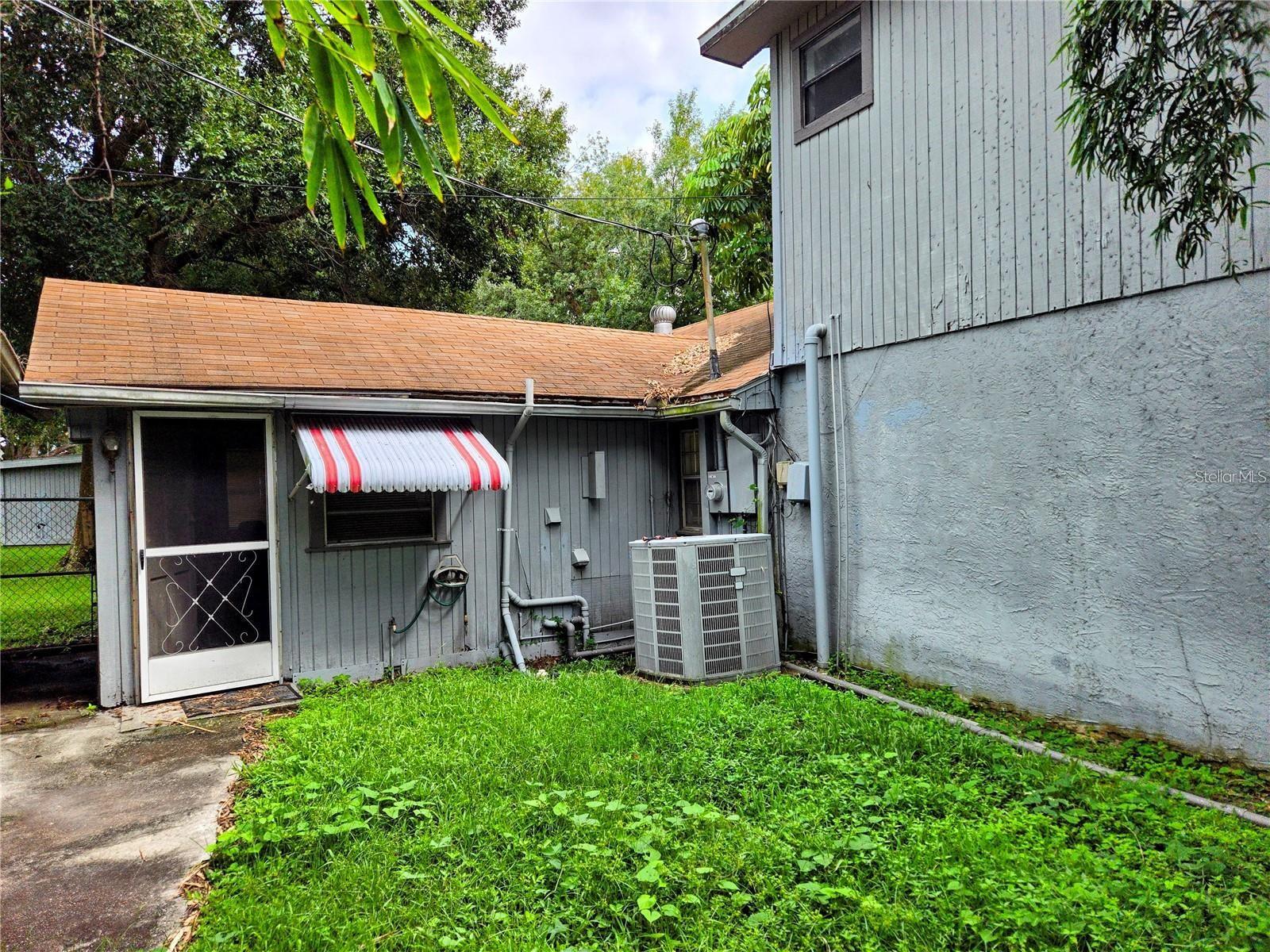 8815 S Hickory Ln Property Photo 3