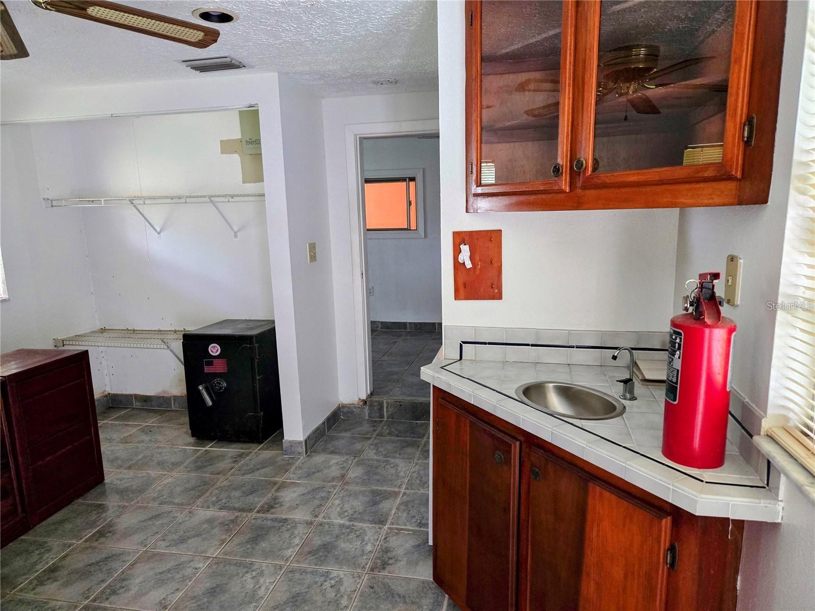 8815 S Hickory Ln Property Photo 8