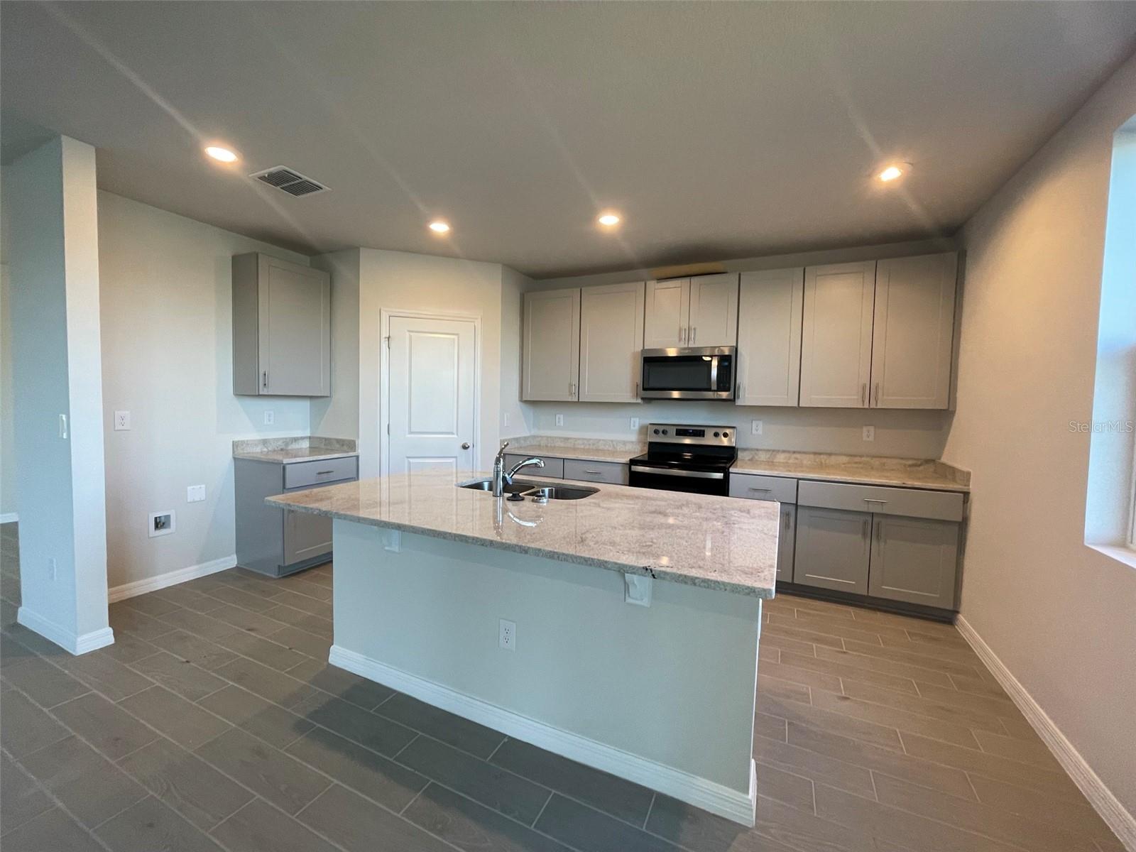 10030 Daybreak Gln Property Photo 2