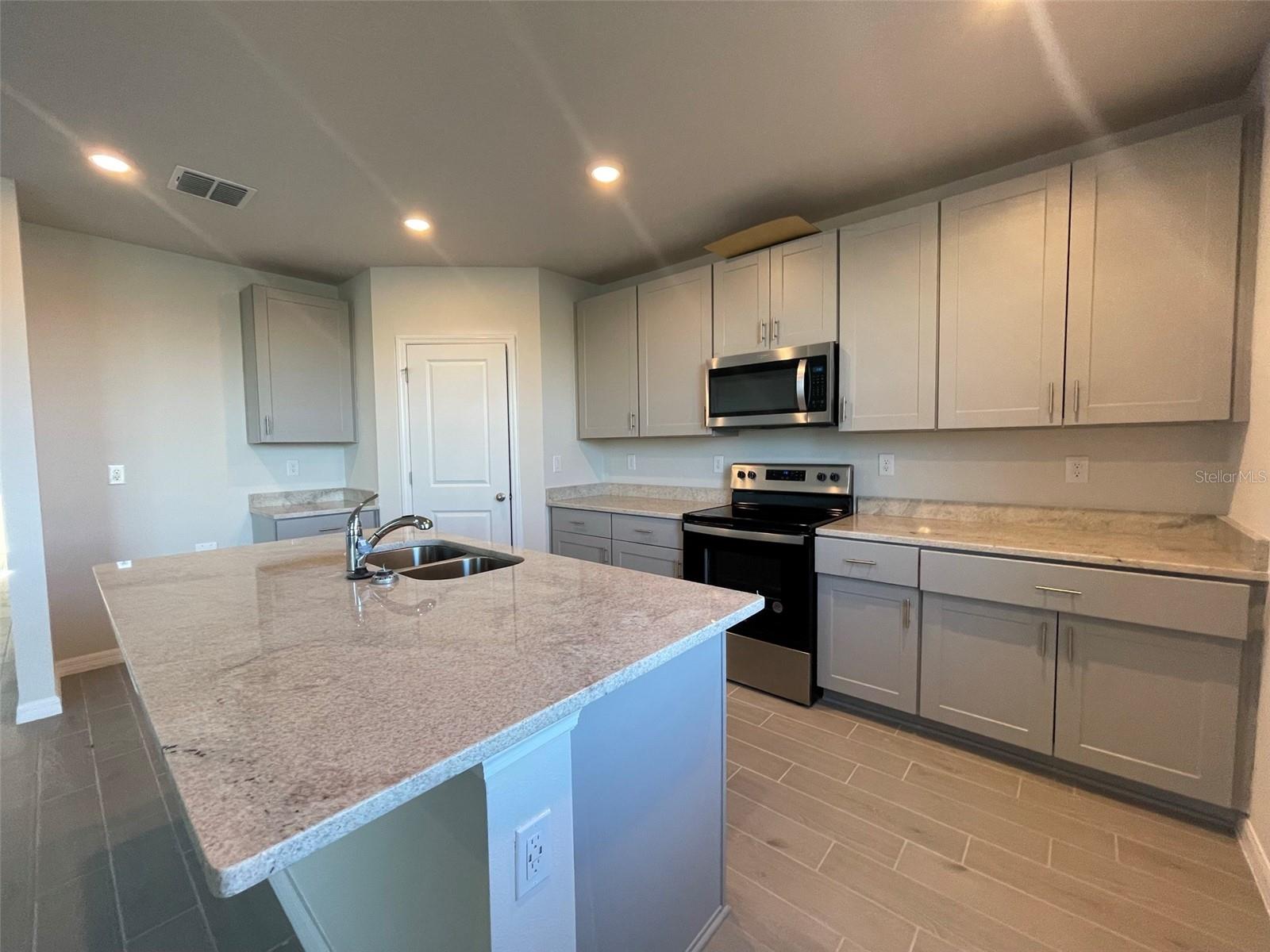 10030 Daybreak Gln Property Photo 3