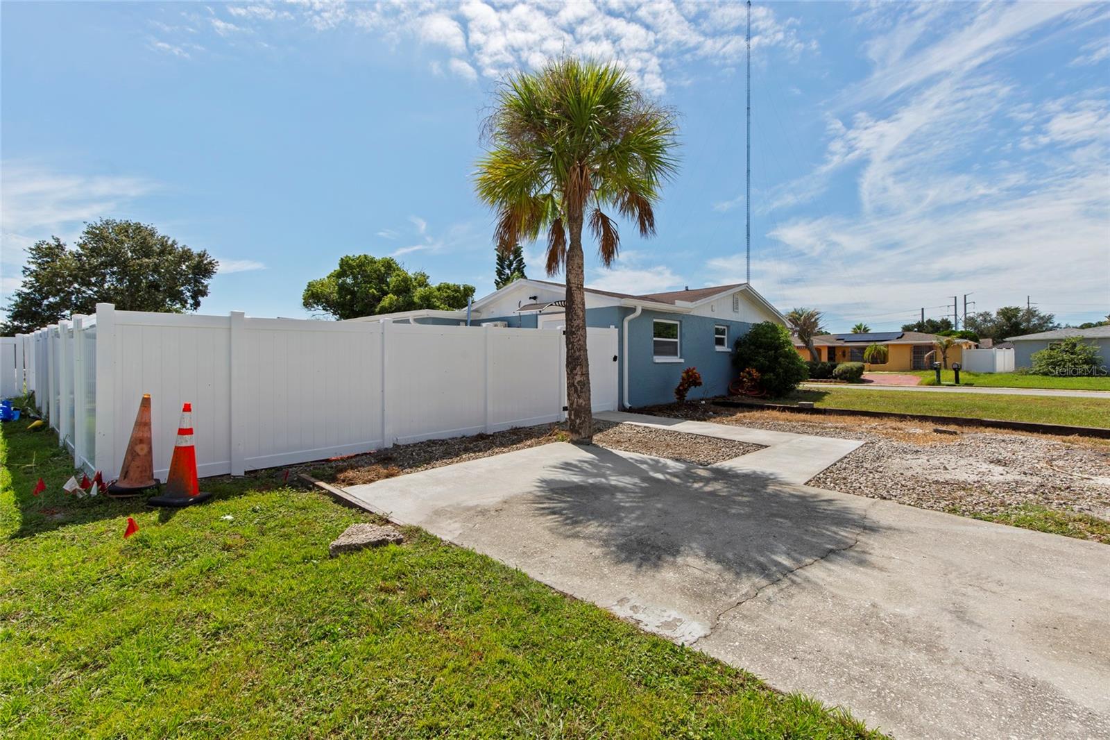 1752 Fairfield St Property Photo 2