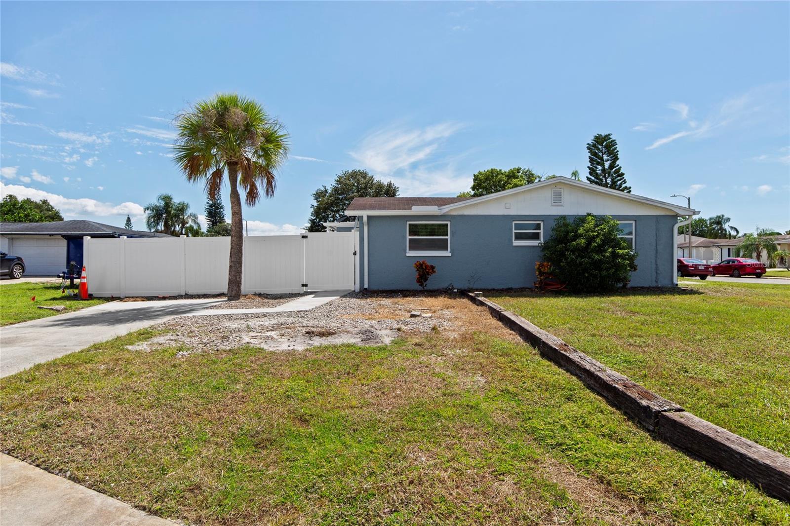 1752 Fairfield St Property Photo 3