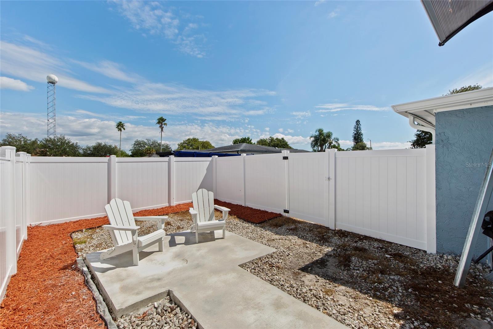 1752 Fairfield St Property Photo 4