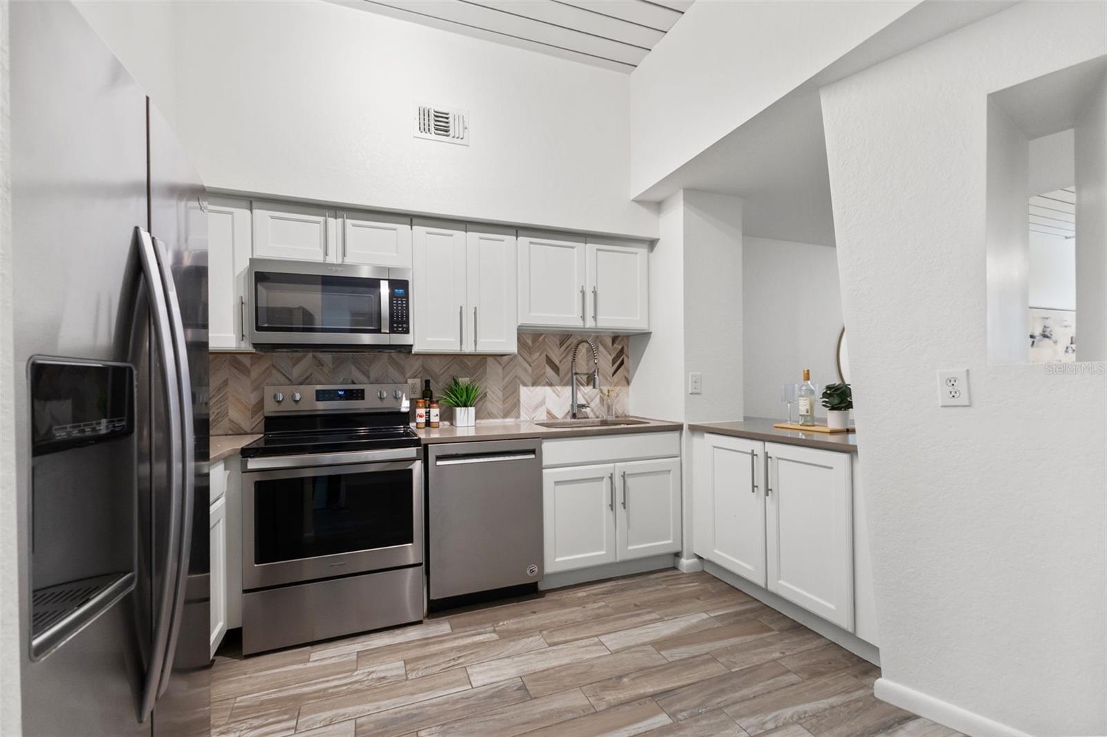 2411 W Horatio St #519 Property Photo 11