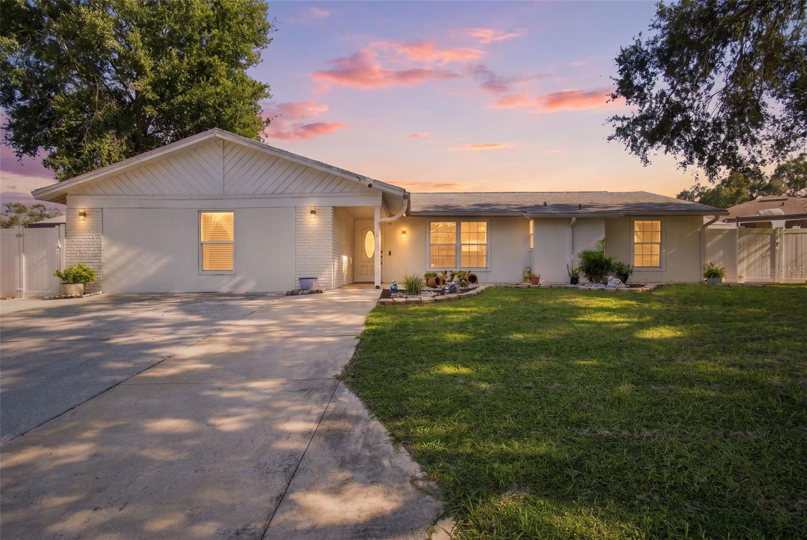 1325 Oakcrest Dr Property Photo