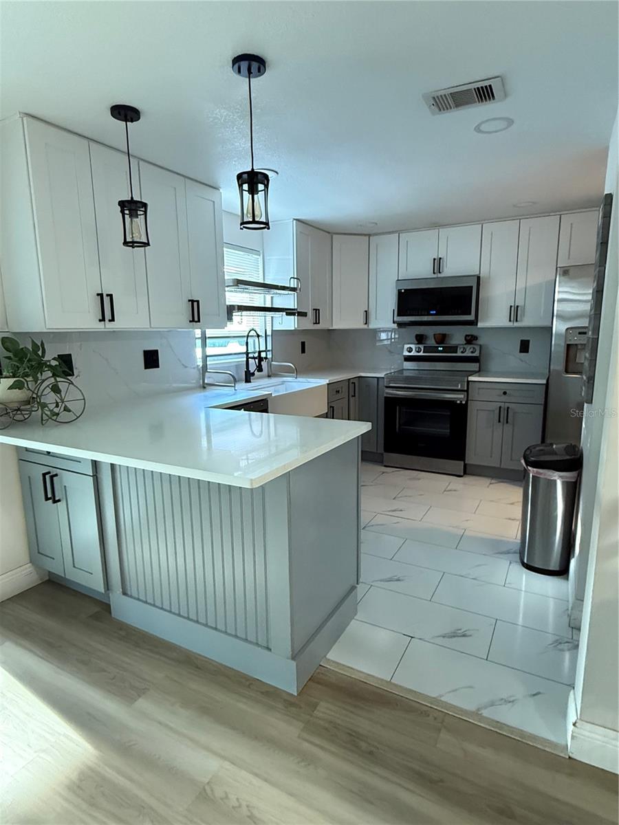 12418 Queensland Ln Property Photo 2