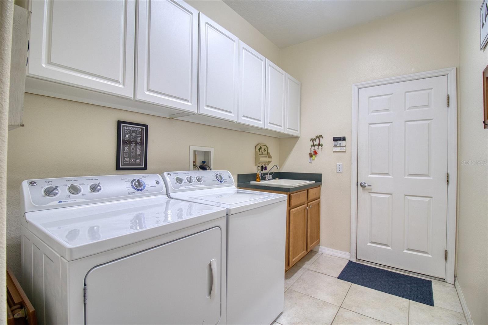 2219 Elizabeth Way Property Photo 24