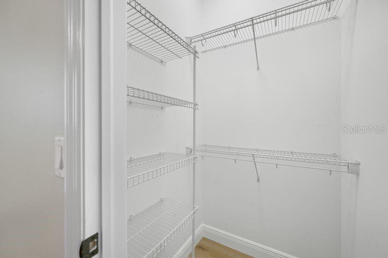 114 Irwin St E Property Photo 35