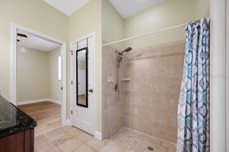 114 Irwin St E Property Photo 40