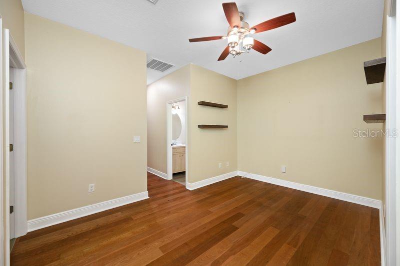 114 Irwin St E Property Photo 44