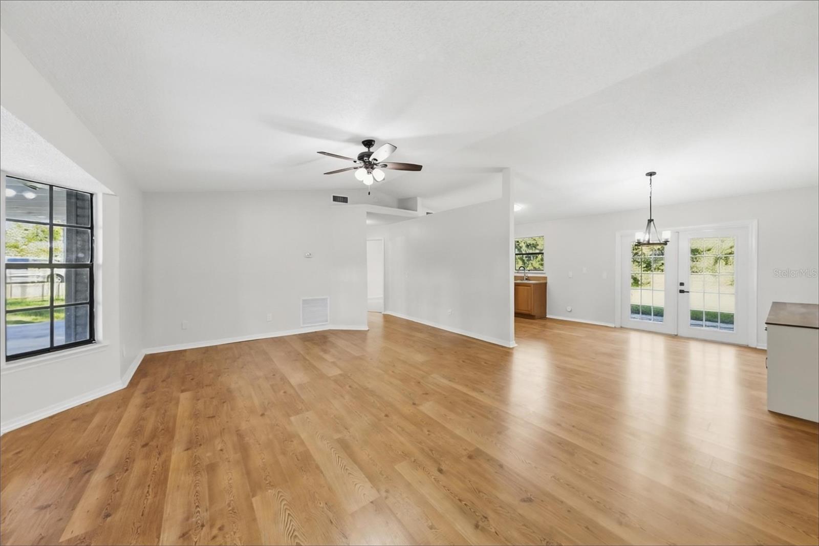 2727 Banyan Dr Property Photo 2