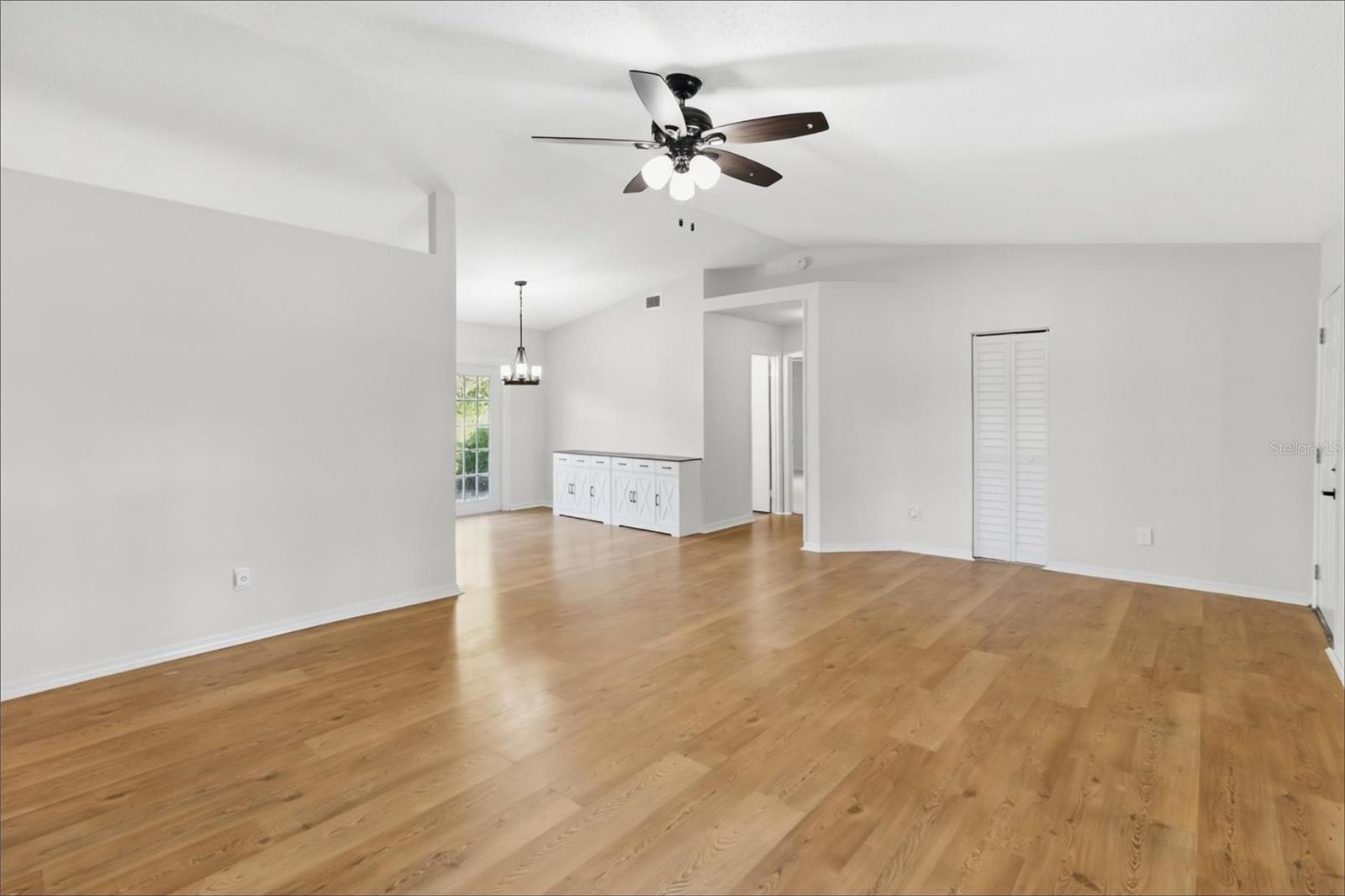 2727 Banyan Dr Property Photo 3