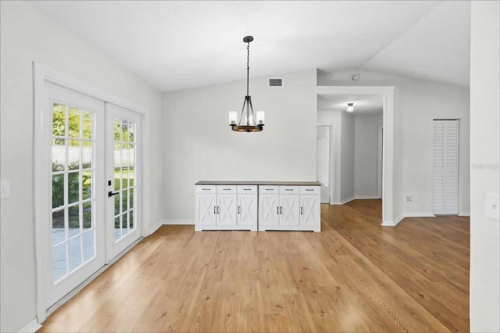 2727 Banyan Dr Property Photo 4