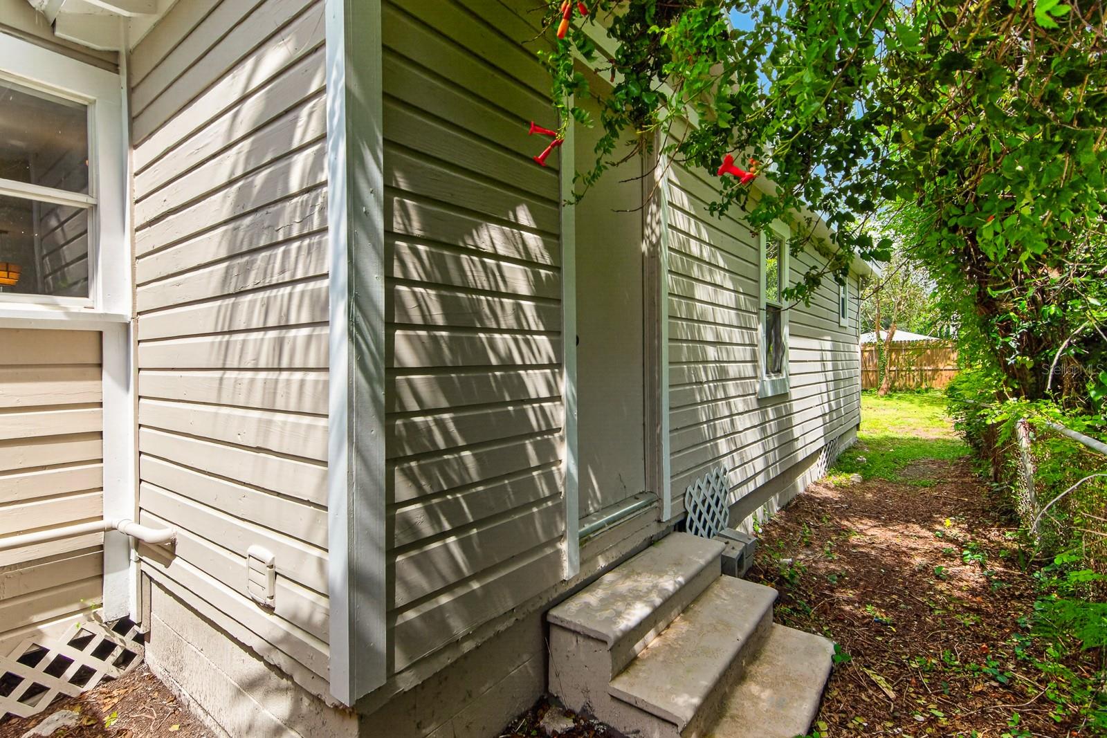 1806 E Mcberry St Property Photo 33