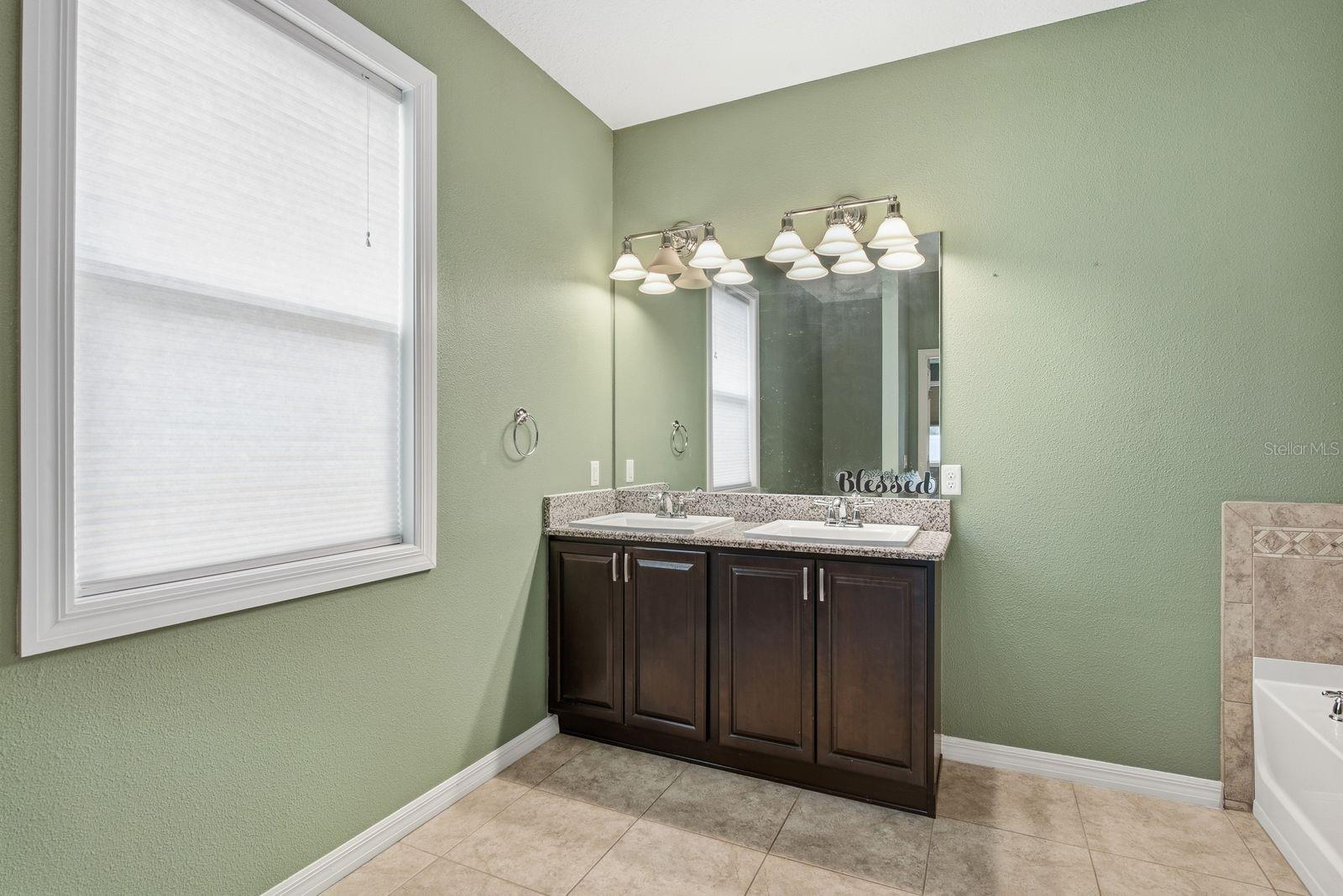 TB8553751 Property Photo 23