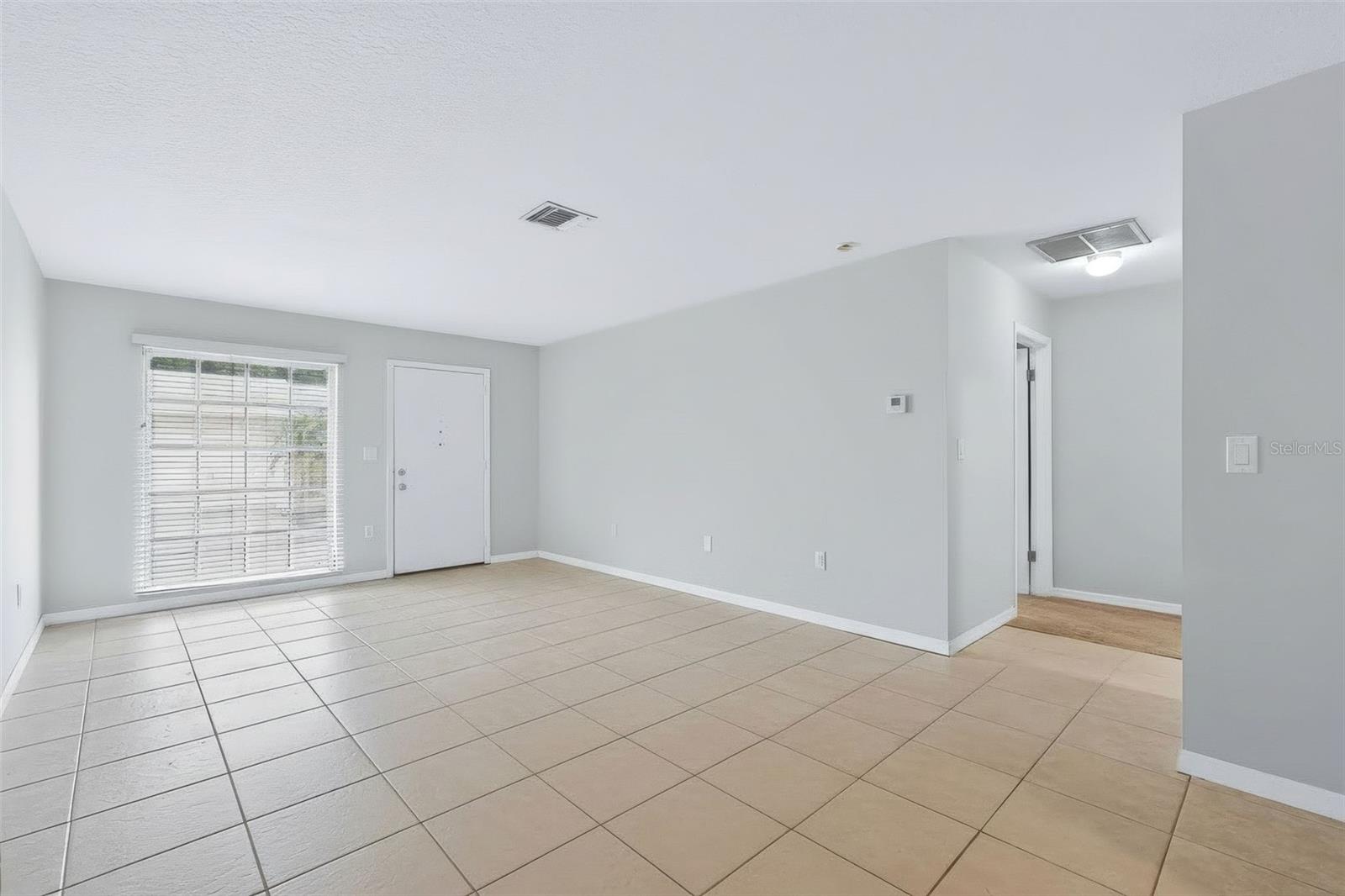 852 Oxford Ct Property Photo 6