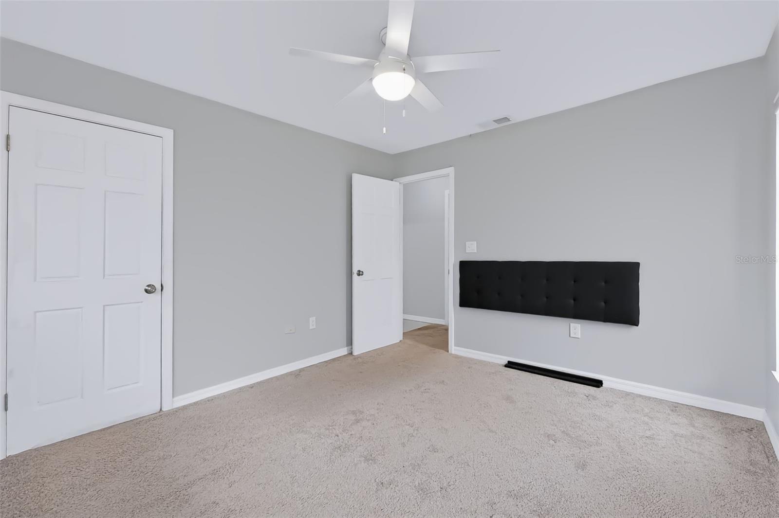 852 Oxford Ct Property Photo 17