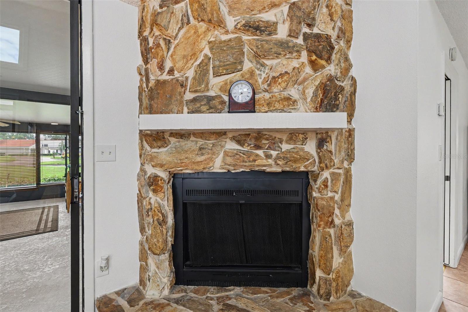 103 Valencia Ct N Property Photo 3