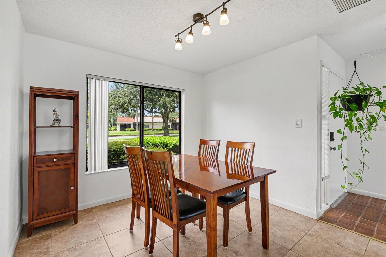 103 Valencia Ct N Property Photo 4