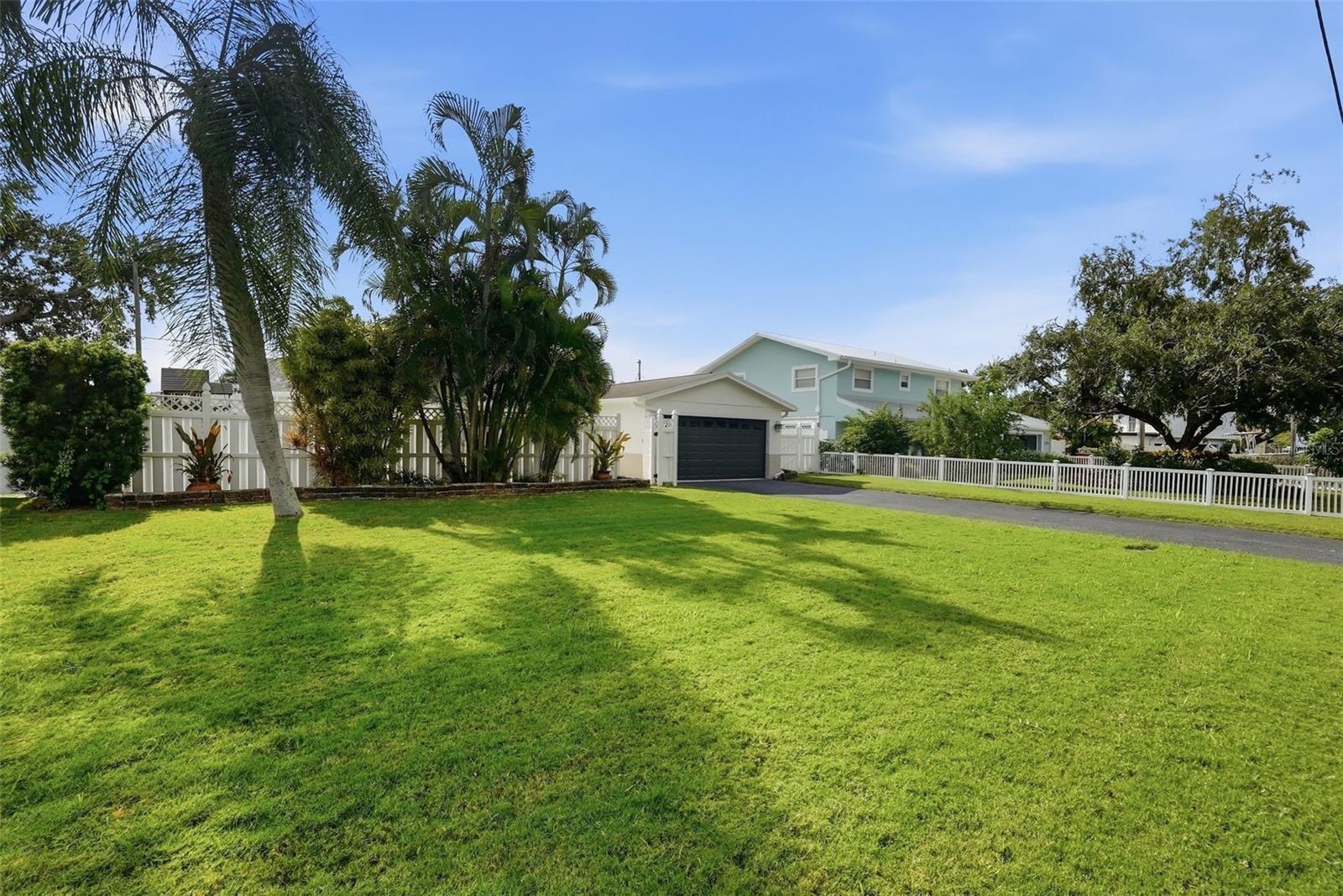 5860 Bayshore Dr Property Photo 3