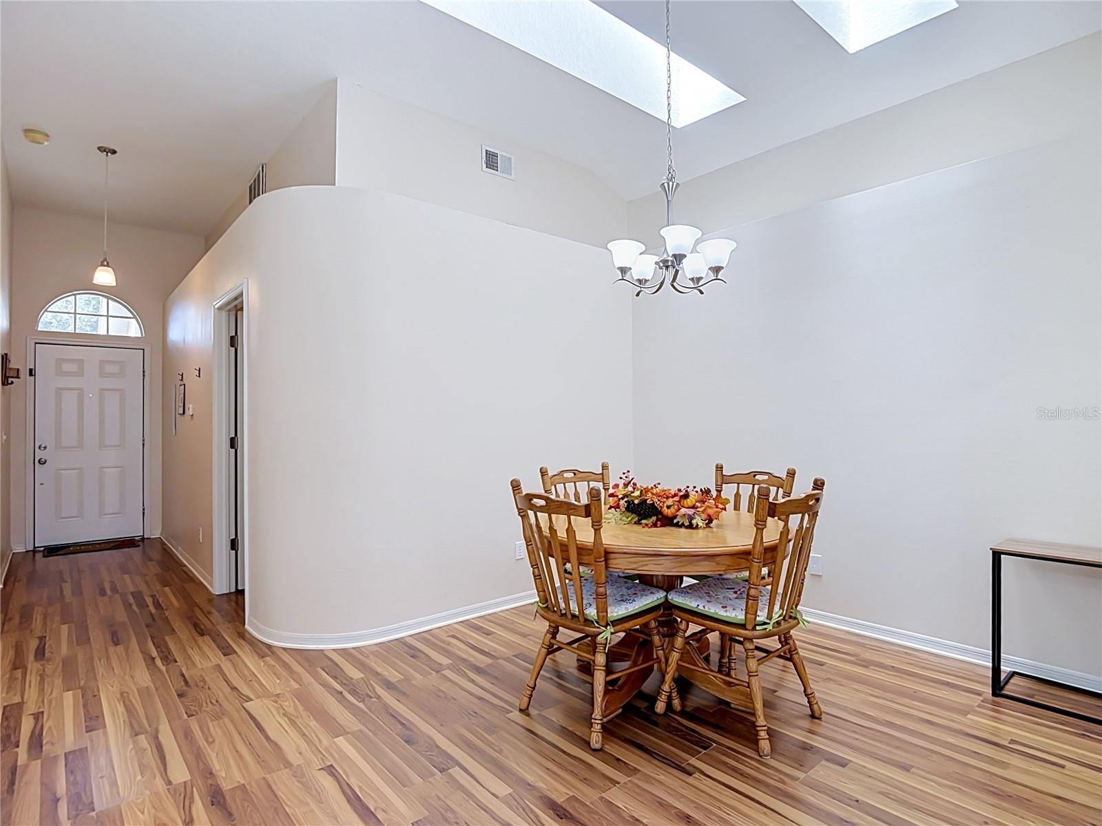 5818 Azure Dr Property Photo 7