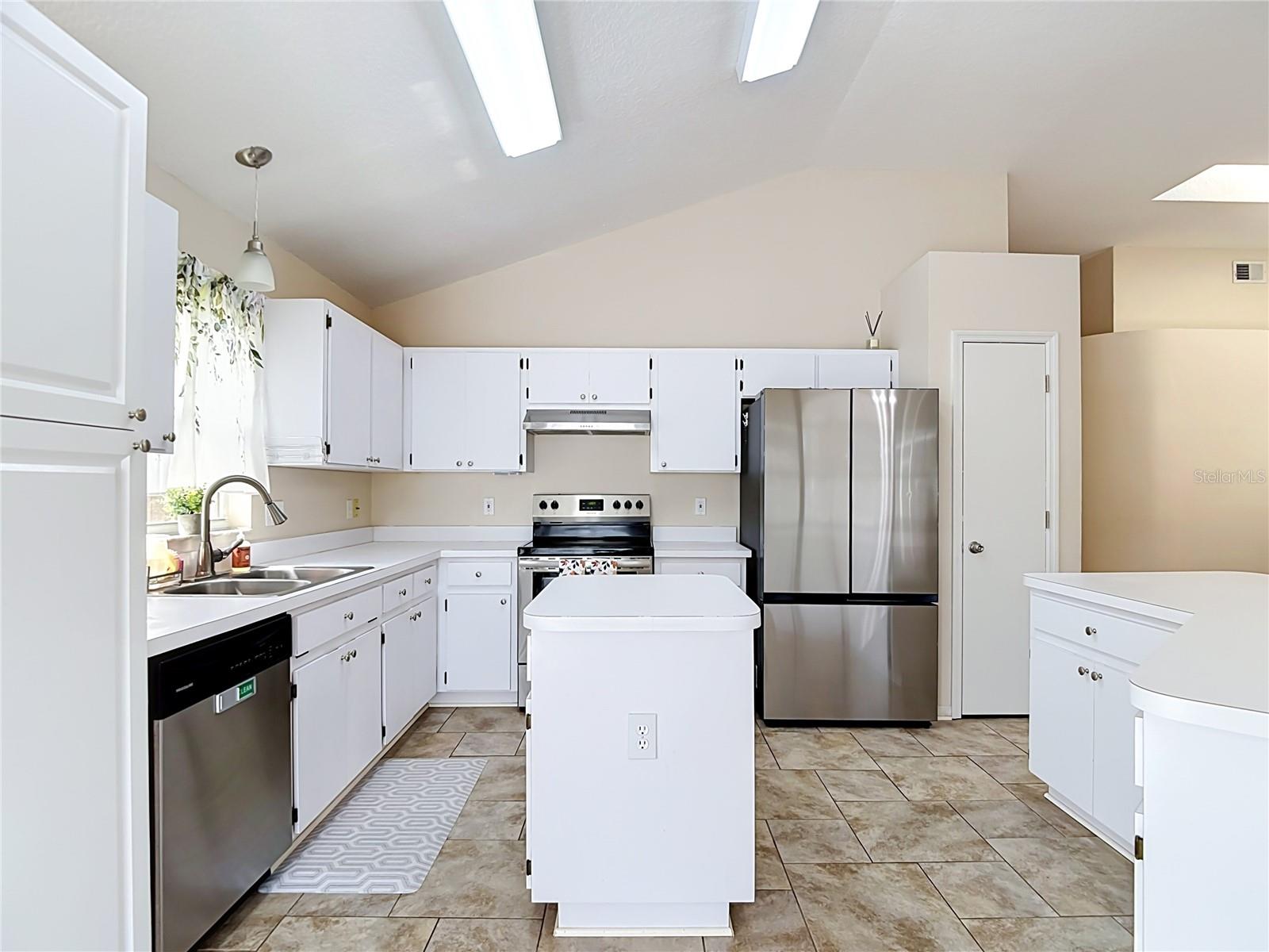 5818 Azure Dr Property Photo 19