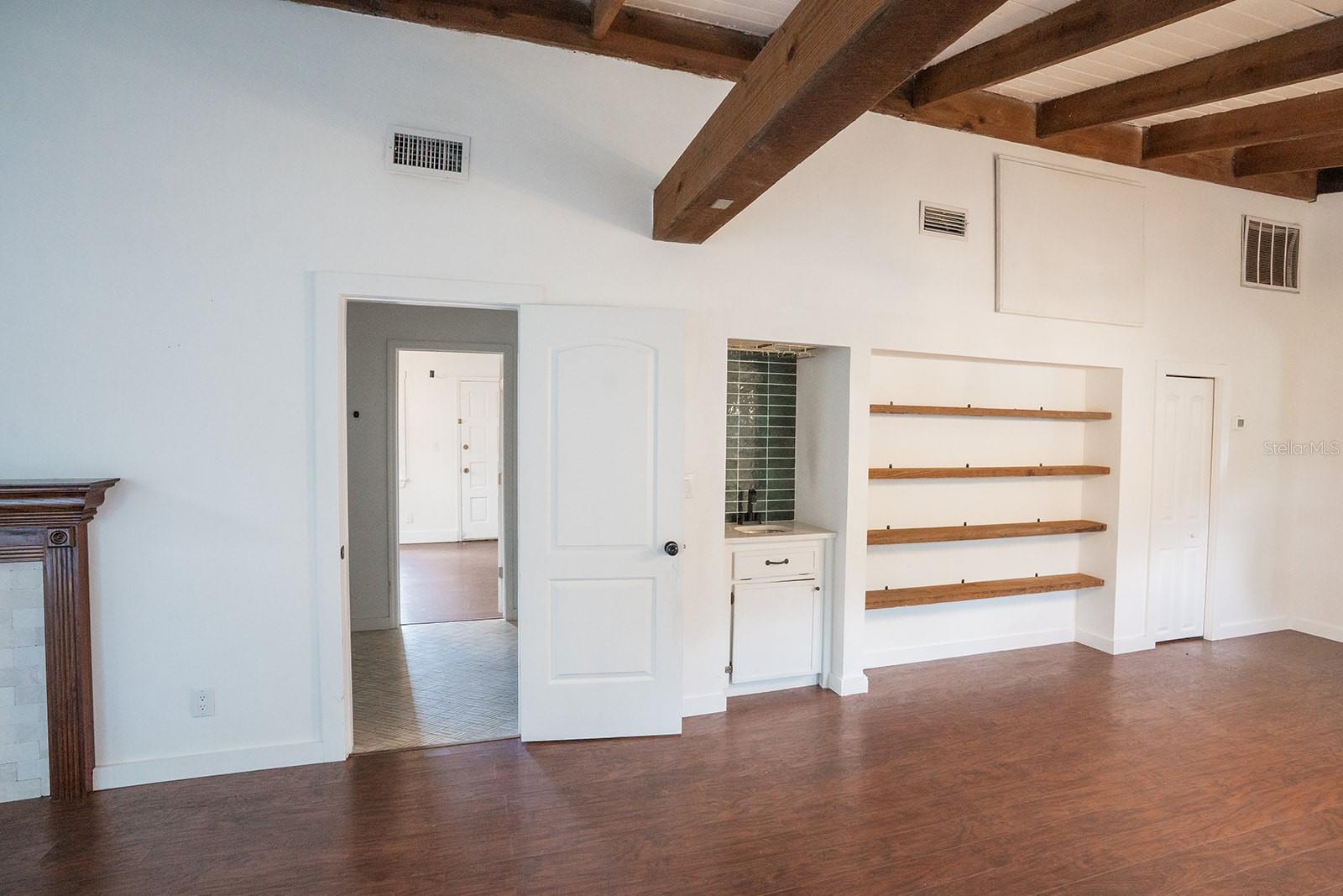 1112 W Kirby St Property Photo 10