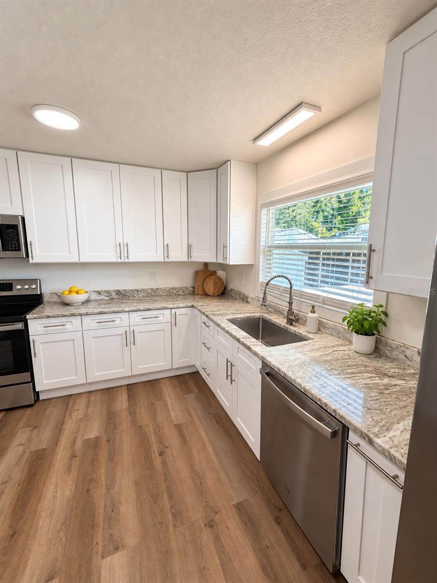 8807 Dyer Rd Property Photo 6
