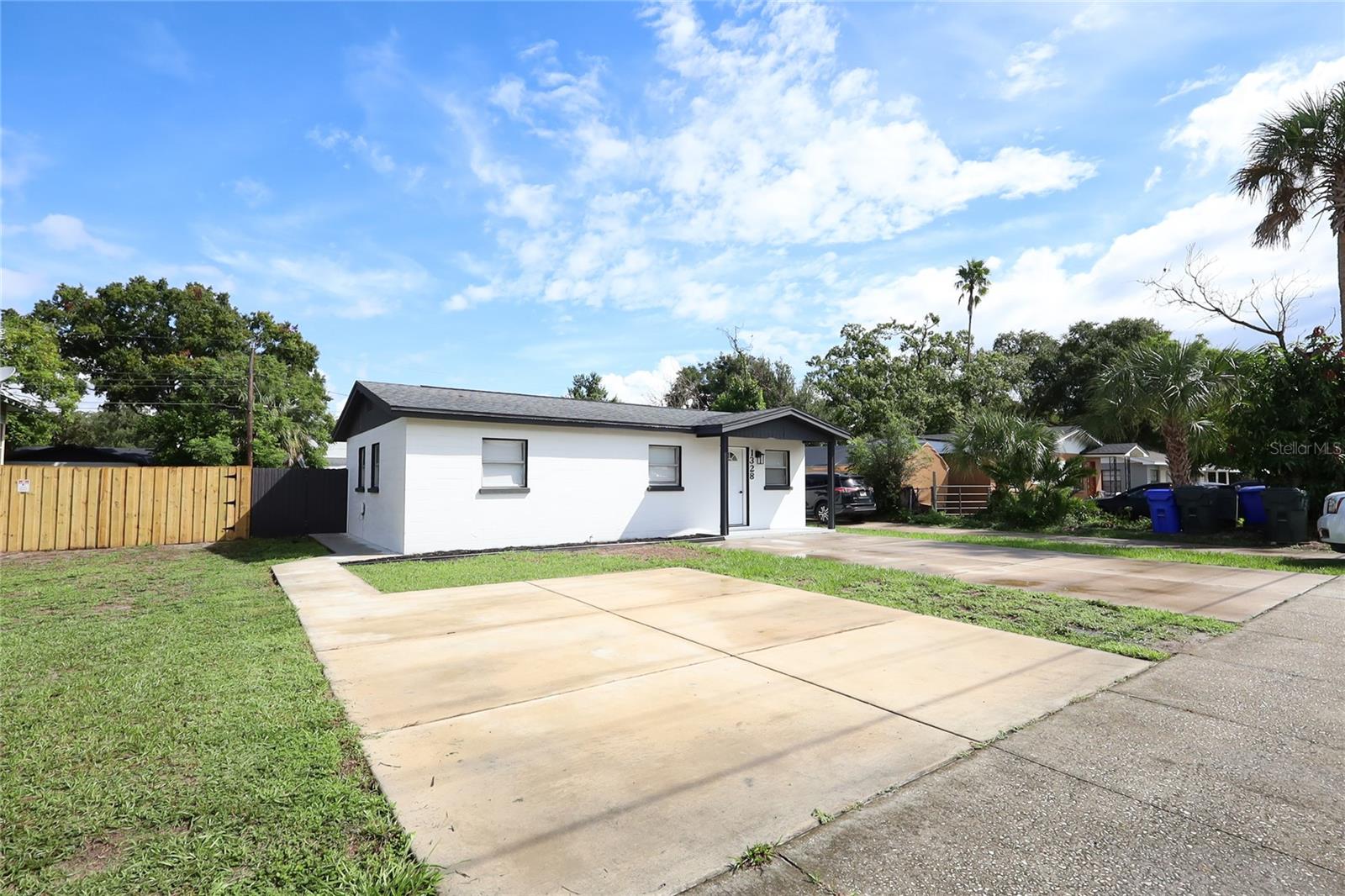 1328 E Parker St Property Photo 3