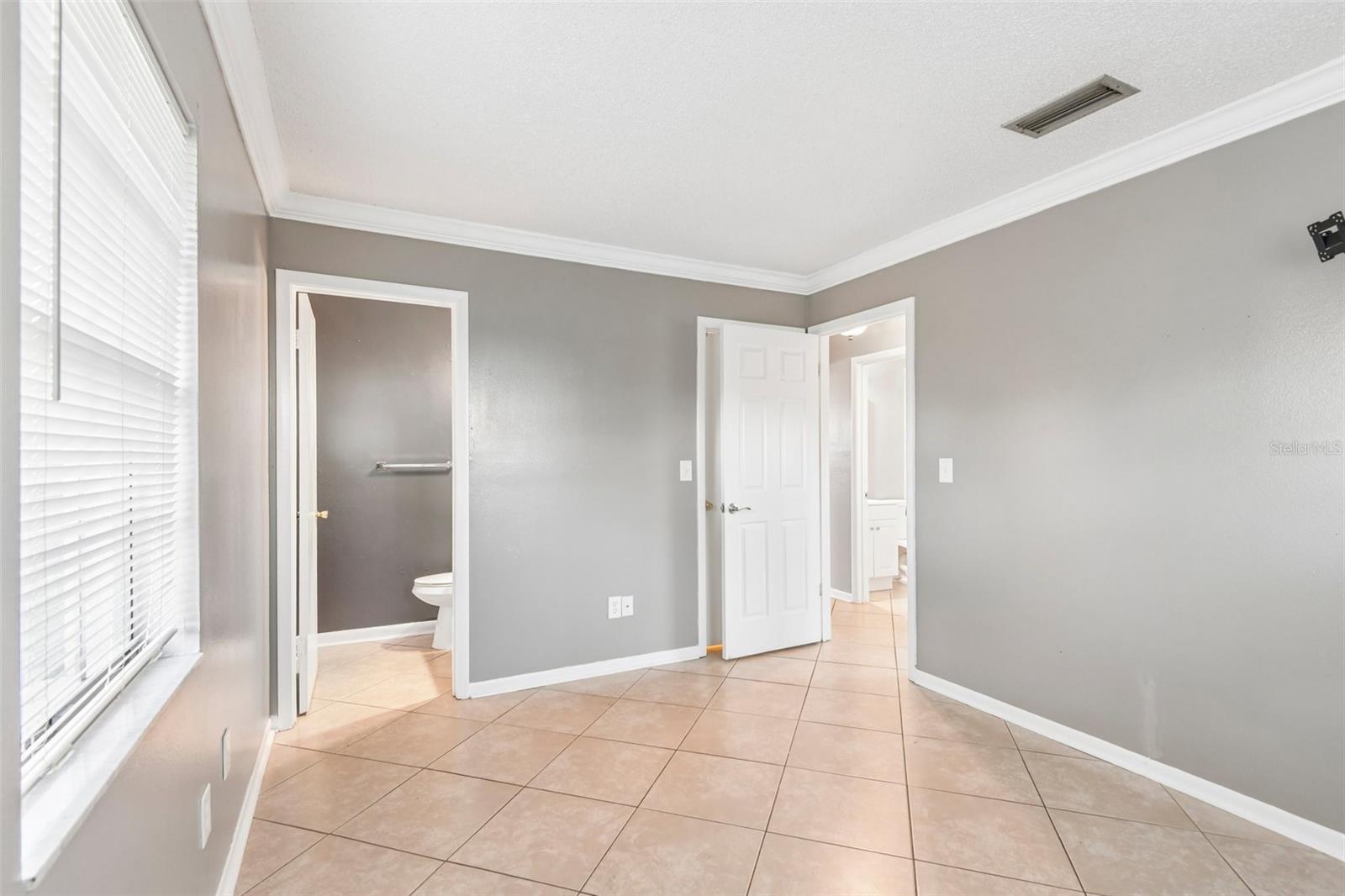 5550 Mariner Blvd Property Photo 8
