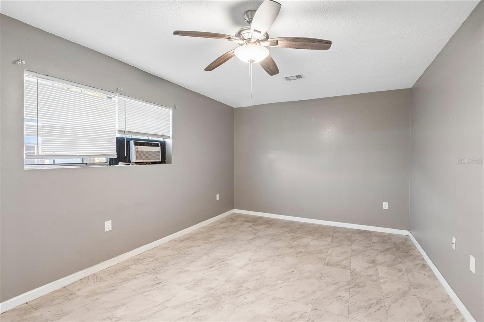 5550 Mariner Blvd Property Photo 12