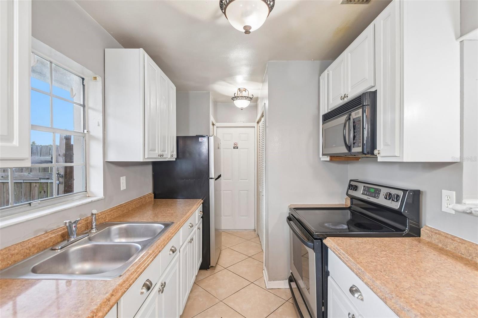 5550 Mariner Blvd Property Photo 22