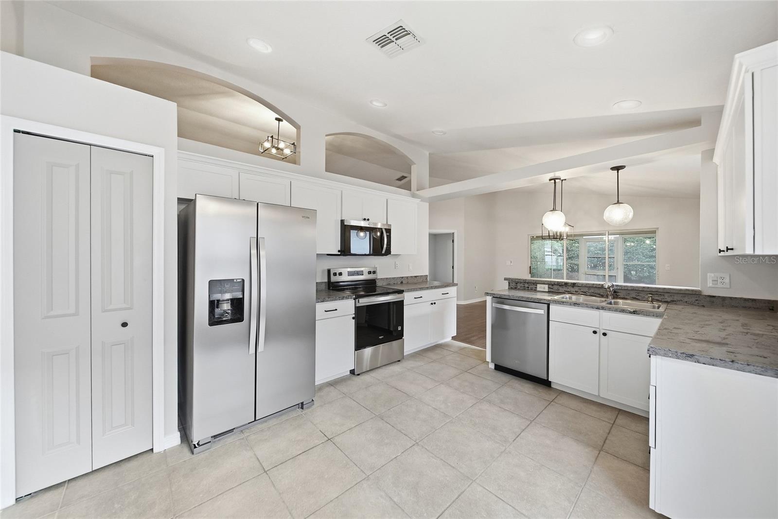 4035 Carteret Dr Property Photo 4