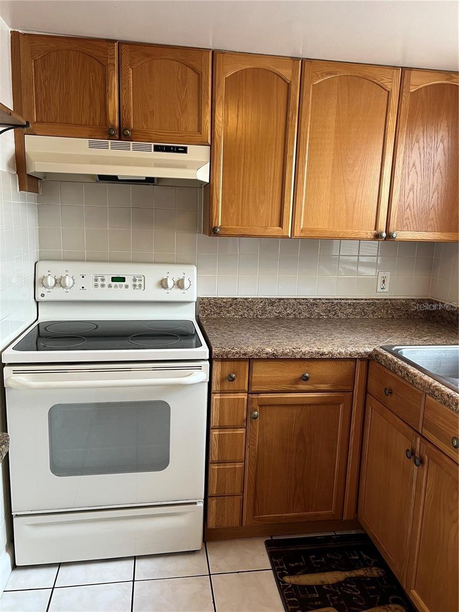8542 10th St N #c Property Photo 4