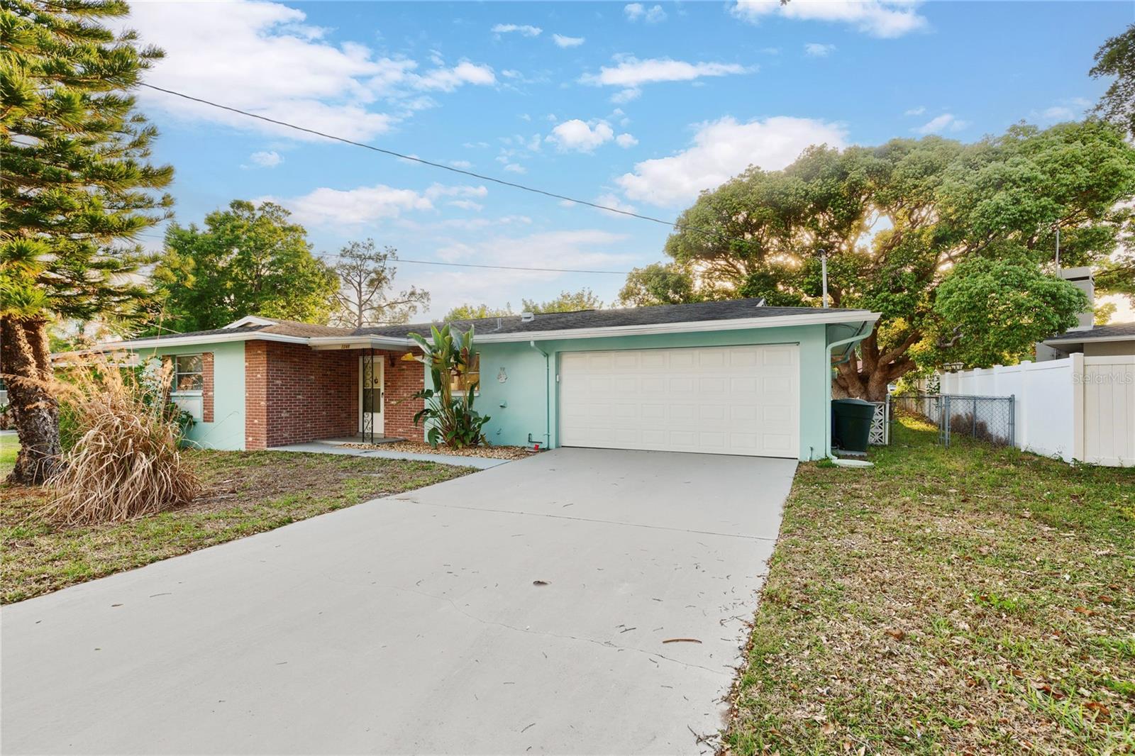 1248 Lazy Lake Rd W Property Photo 1