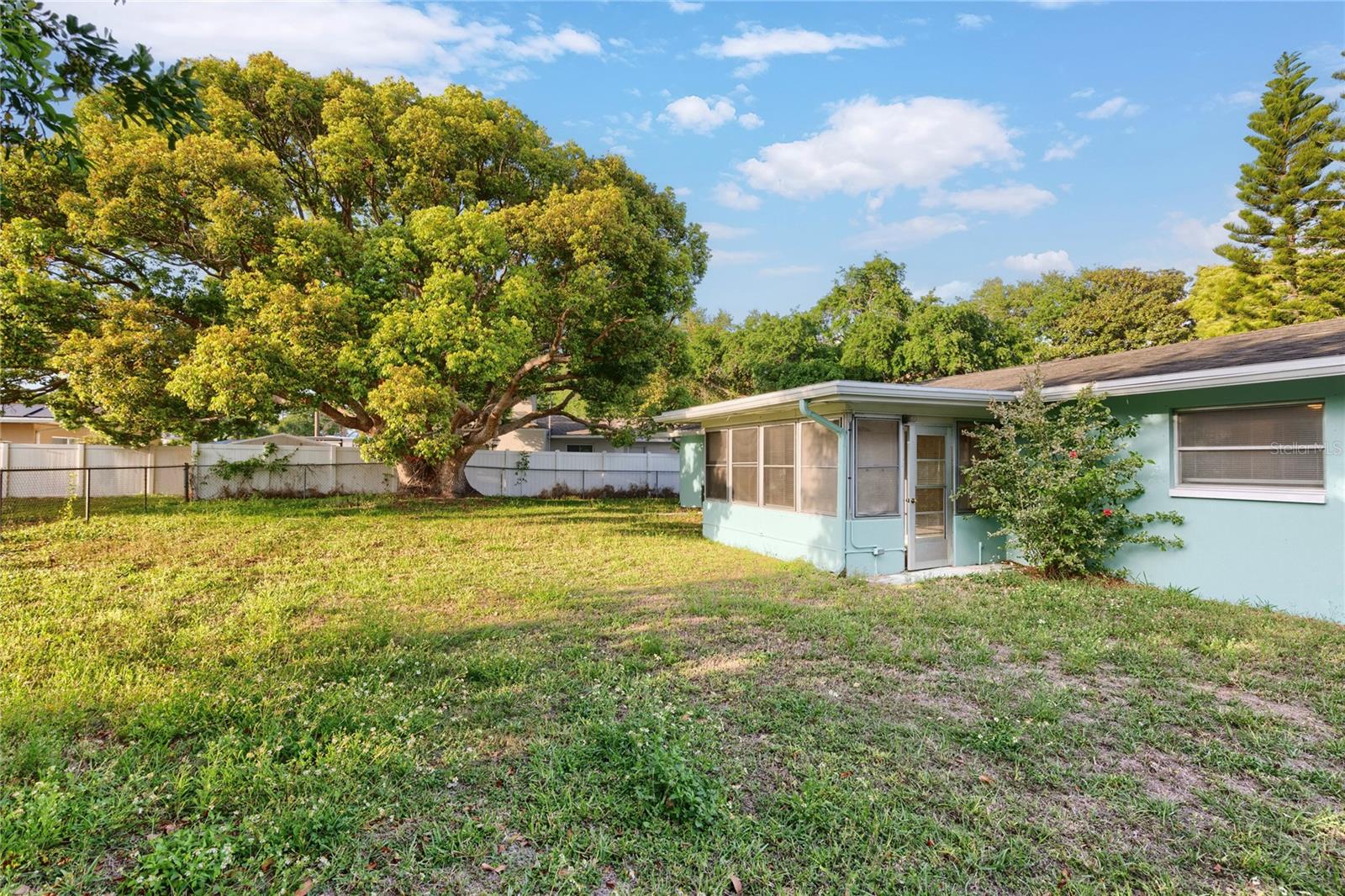 1248 Lazy Lake Rd W Property Photo 18