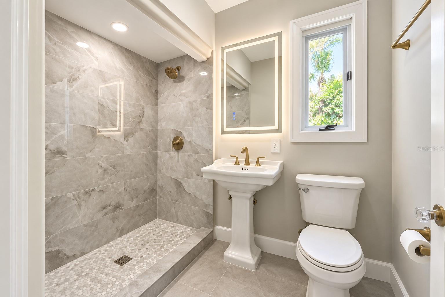 980 Bay Esplanade Property Photo 37
