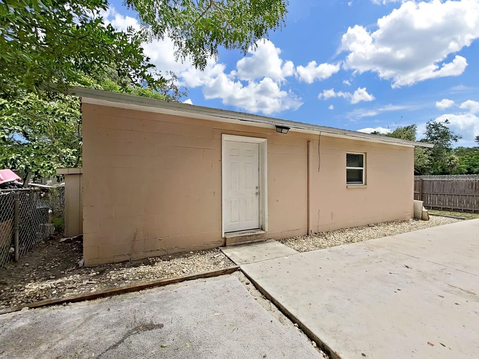 1514 E NORTH BAY ST #B Property Photo 1
