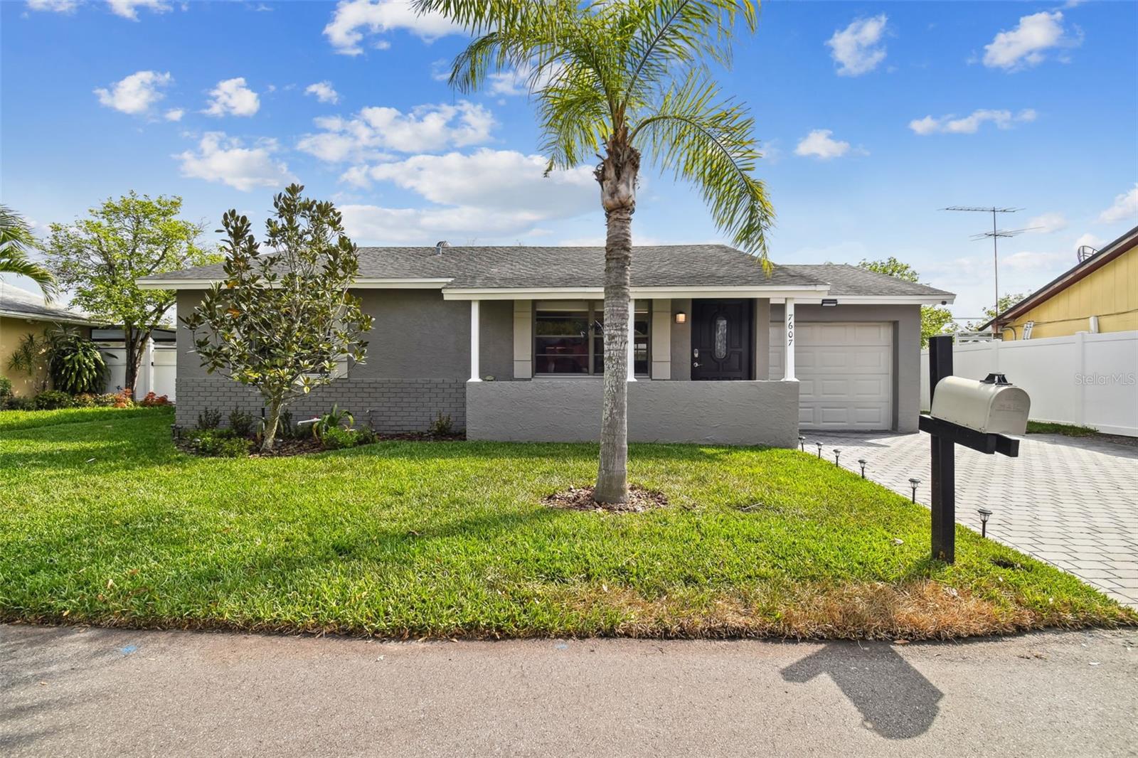 7607 Woodland Oaks Ct Property Photo 5