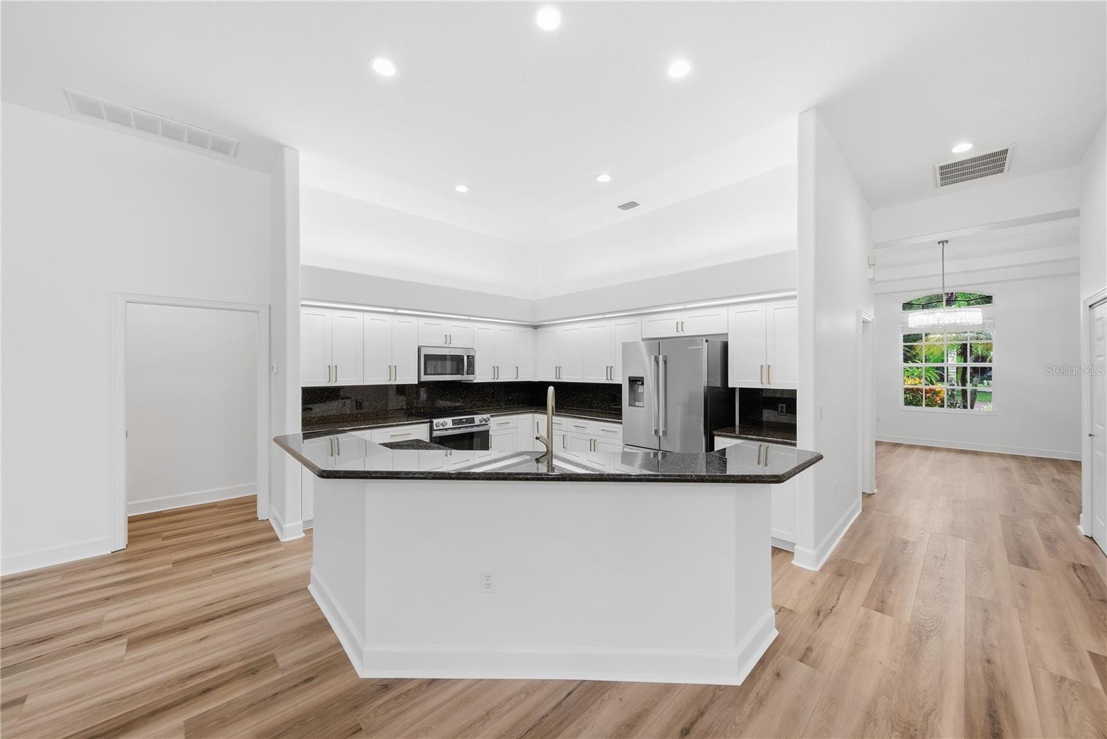 4034 Executive Dr Property Photo 18