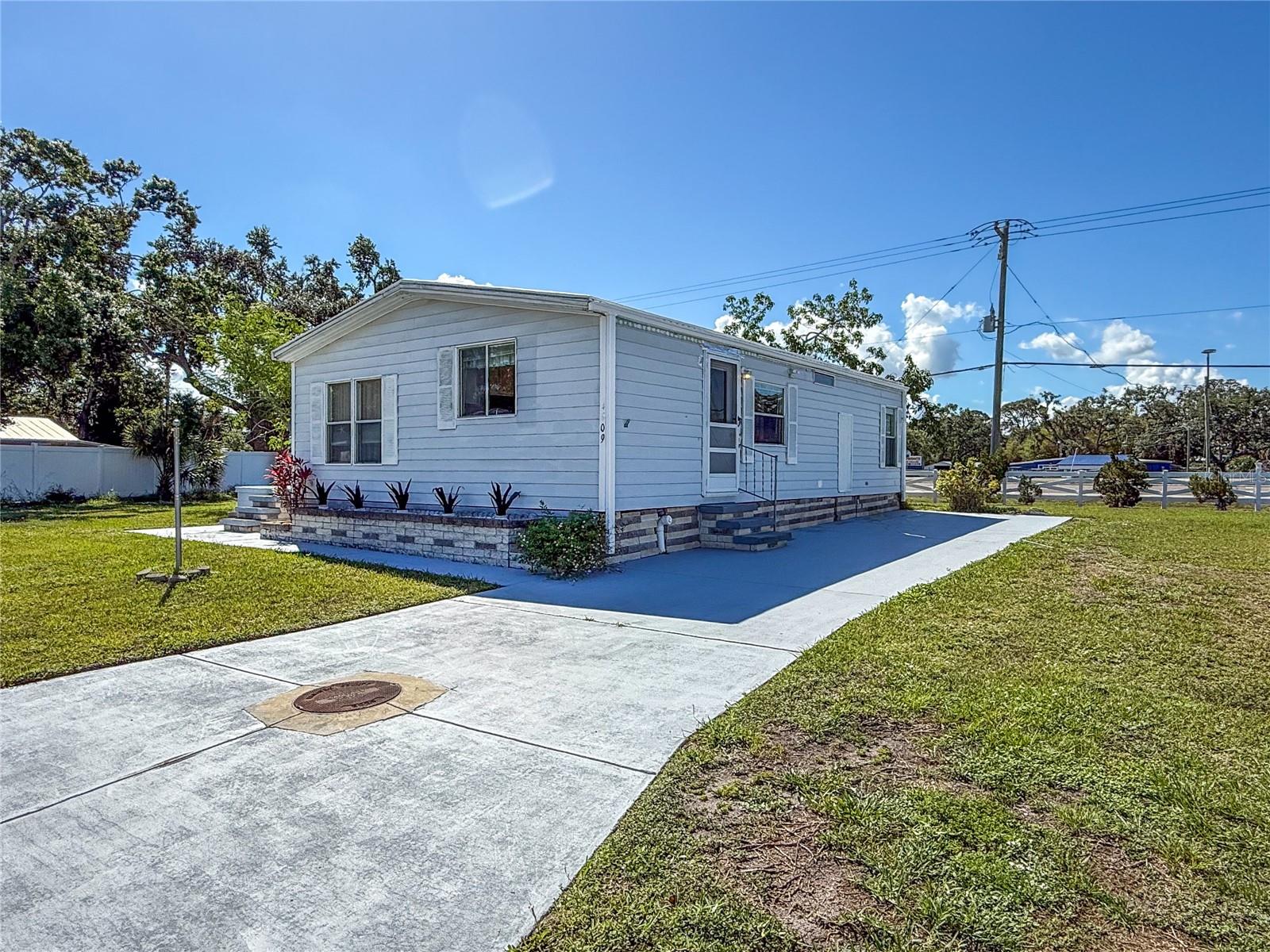 4609 10th Street Ct E Property Photo 1