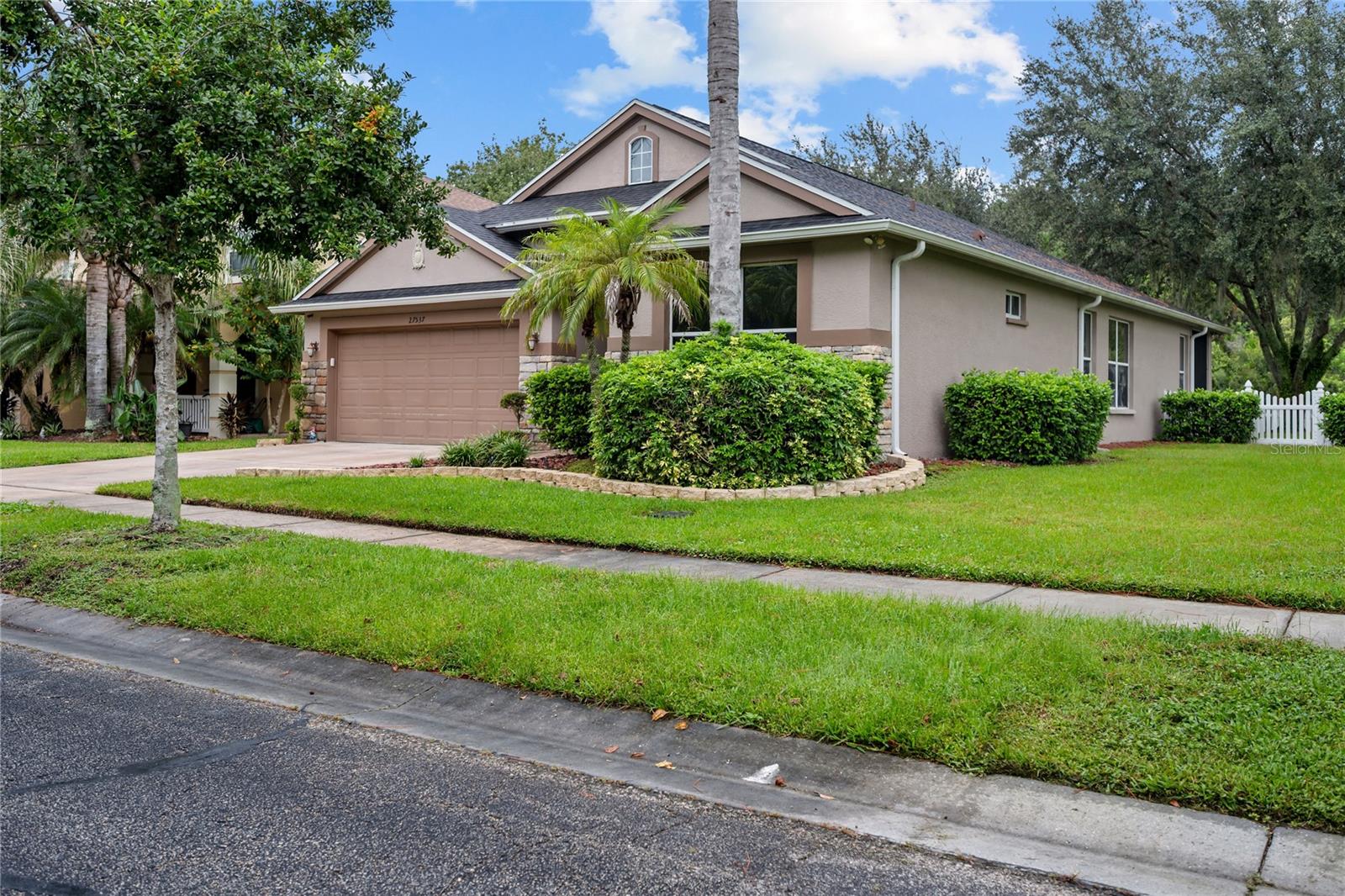 27537 Edenfield Dr Property Photo 3