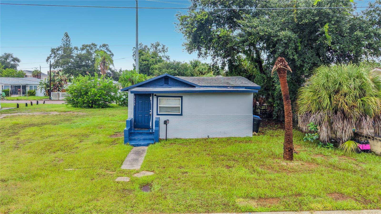 2135 OAKLEY AVE S Property Photo 1