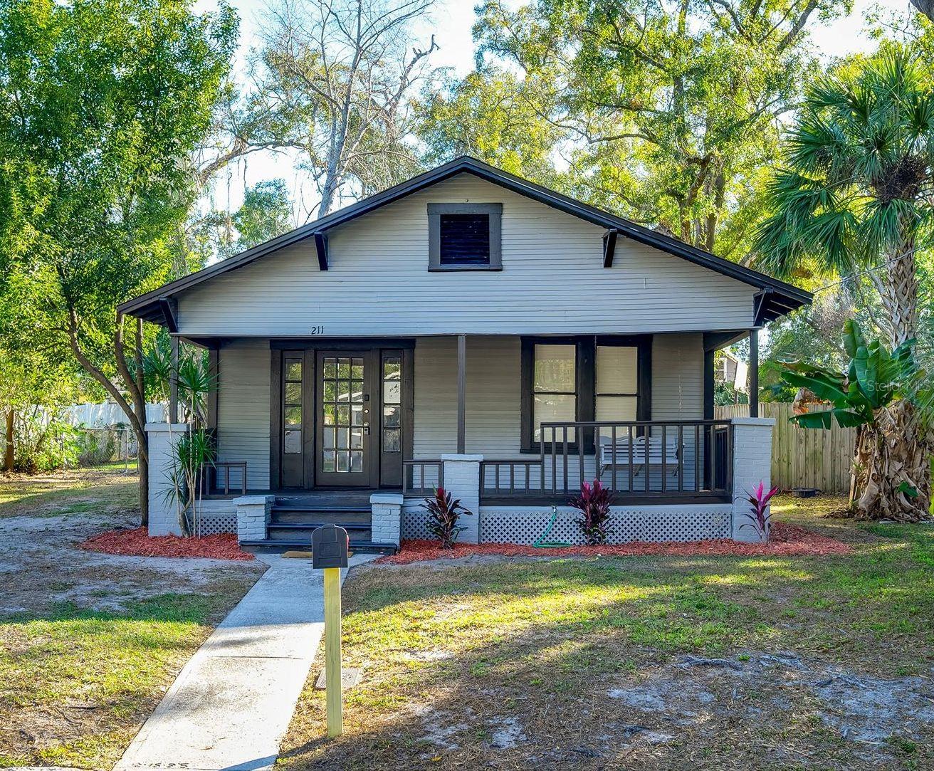 211 E CLUSTER AVE Property Photo 1